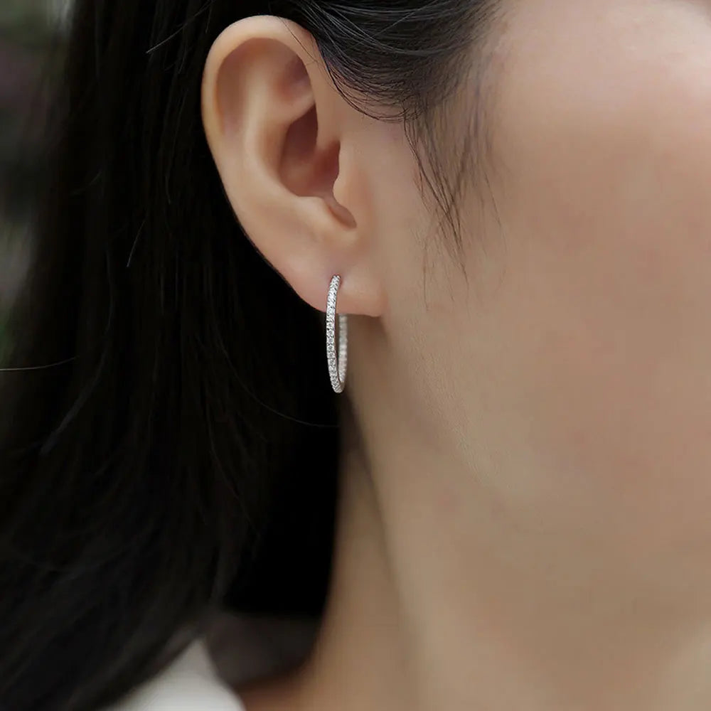 Brinco Argola Cravejado em Moissanites Folheado à Ouro Branco 18k - Loratta