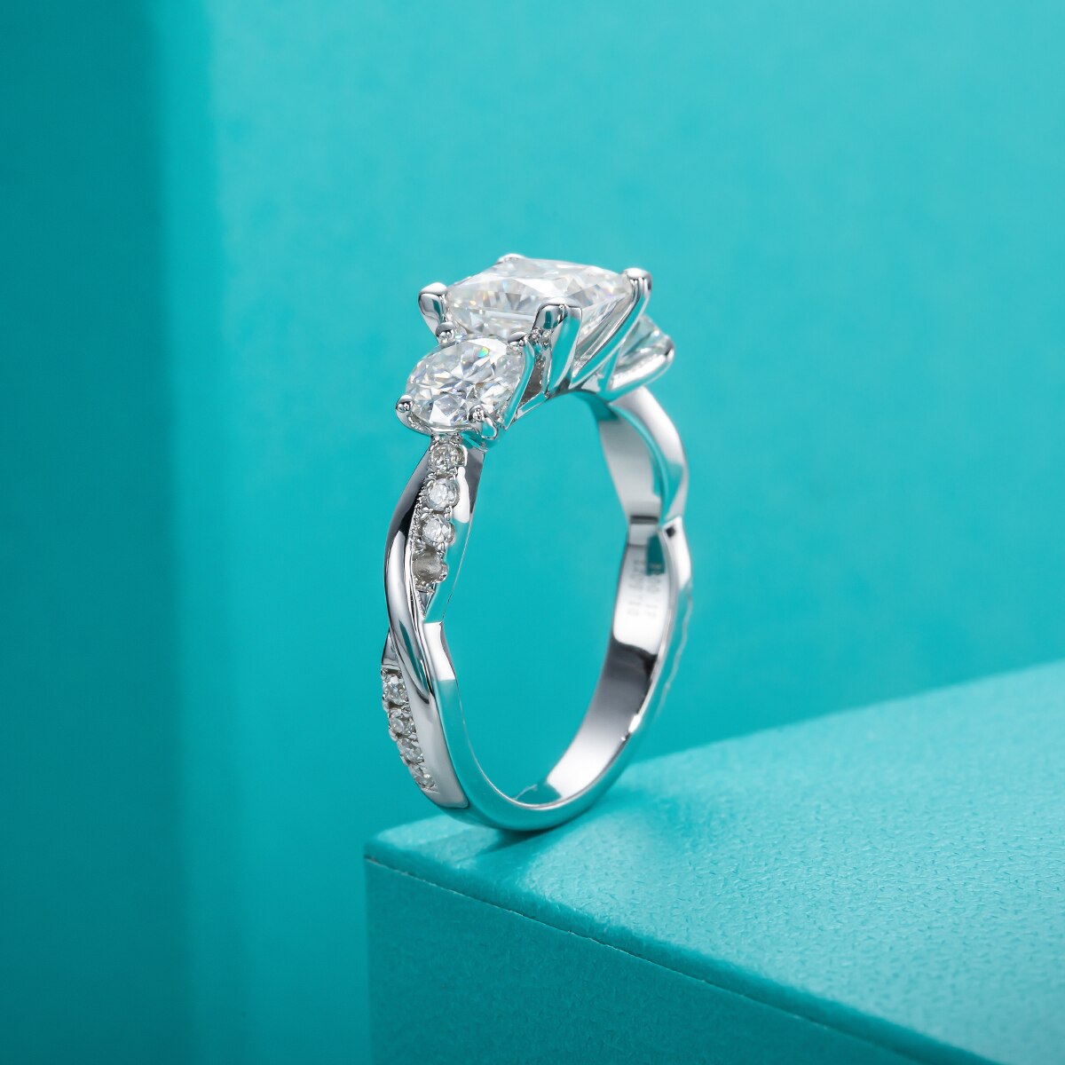Anel Twisted Moissanite Cravejado - Loratta