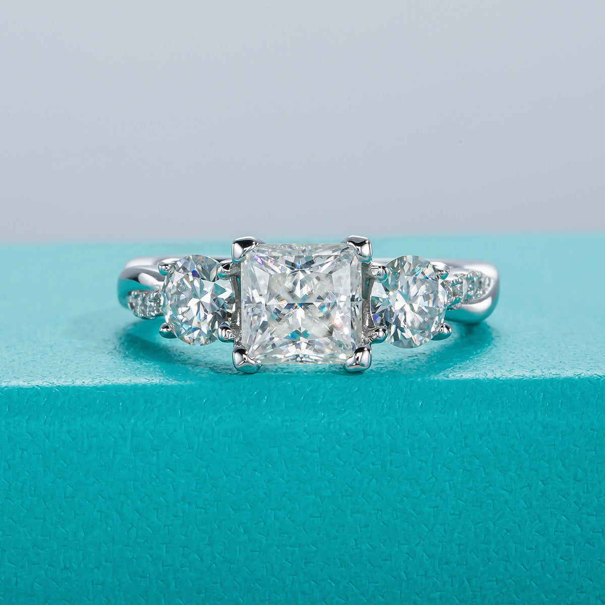 Anel Twisted Moissanite Cravejado - Loratta