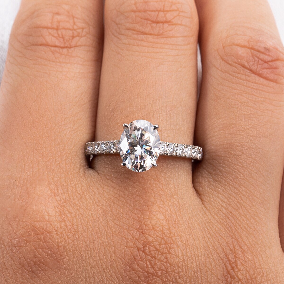 Anel Moissanite Oval Cravejado - Loratta