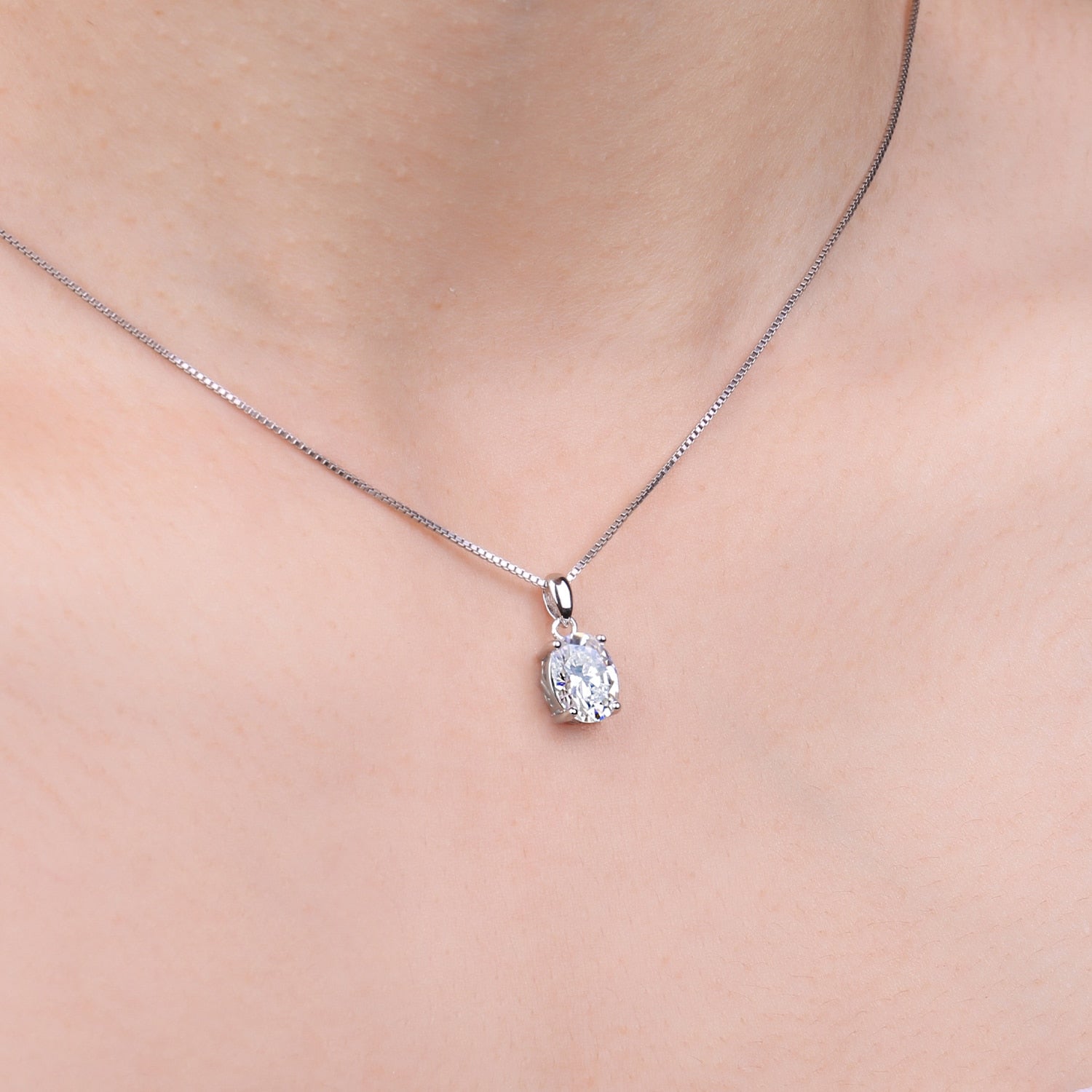 Colar Oval 4 Garras Moissanite Folheado em White Gold Plated 18k - Loratta