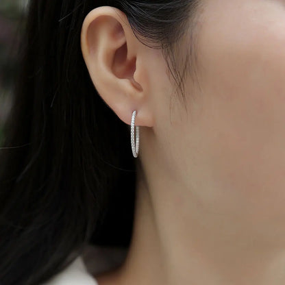 Brinco Argola Cravejado em Moissanites Folheado à Ouro Branco 18k - Loratta